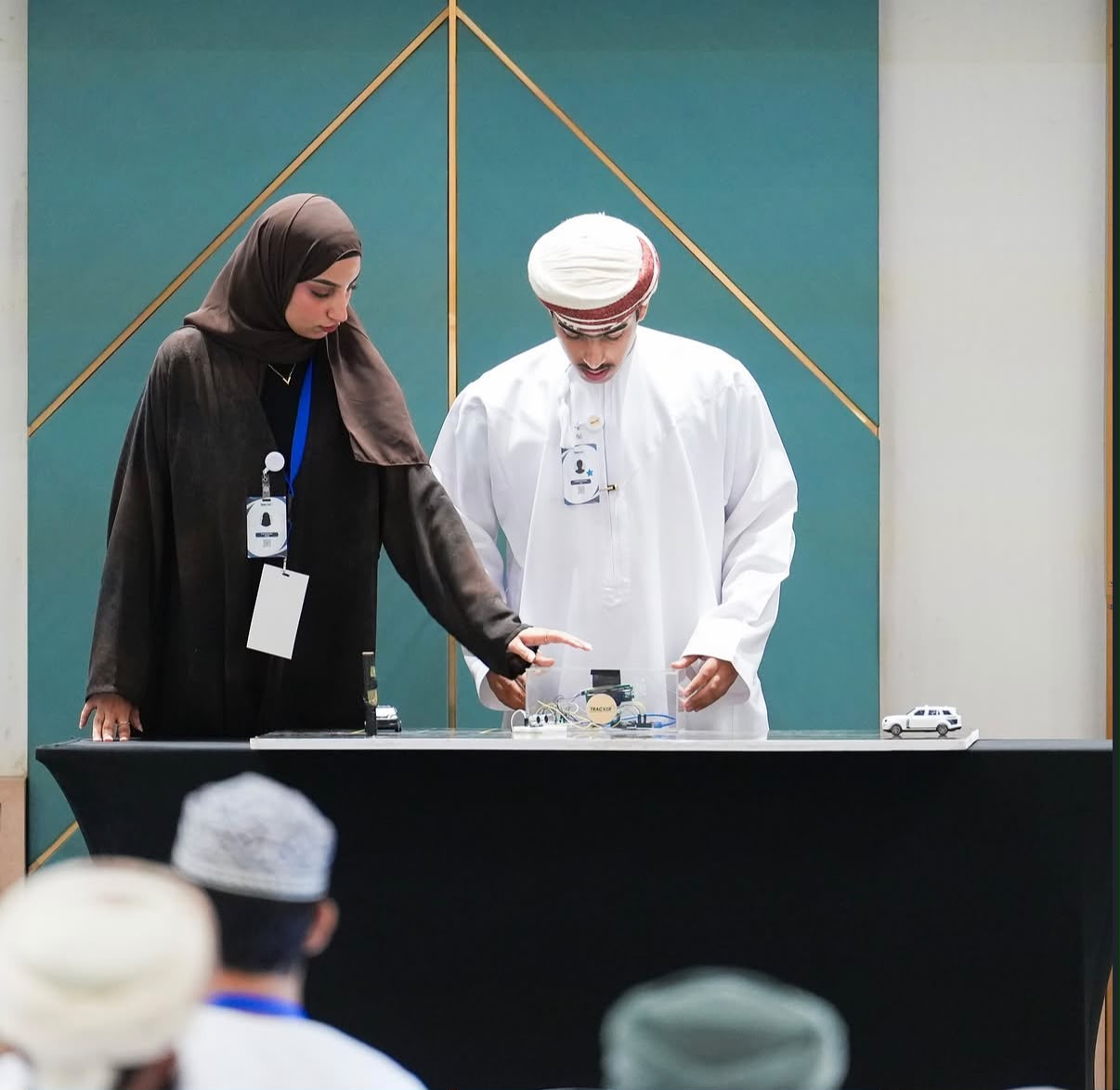 أعضاء من الفريق يعملون على مشروع راصد